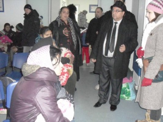 Romii din barăci şi-au mutat cortul în Urgenţa Spitalului Judeţean